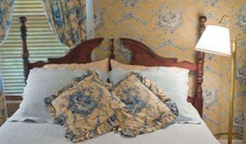 The Red Hook Country Inn, An "Old Rhinebeck" Bed & Breakfast Exterior photo