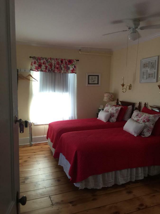The Red Hook Country Inn, An "Old Rhinebeck" Bed & Breakfast Exterior photo