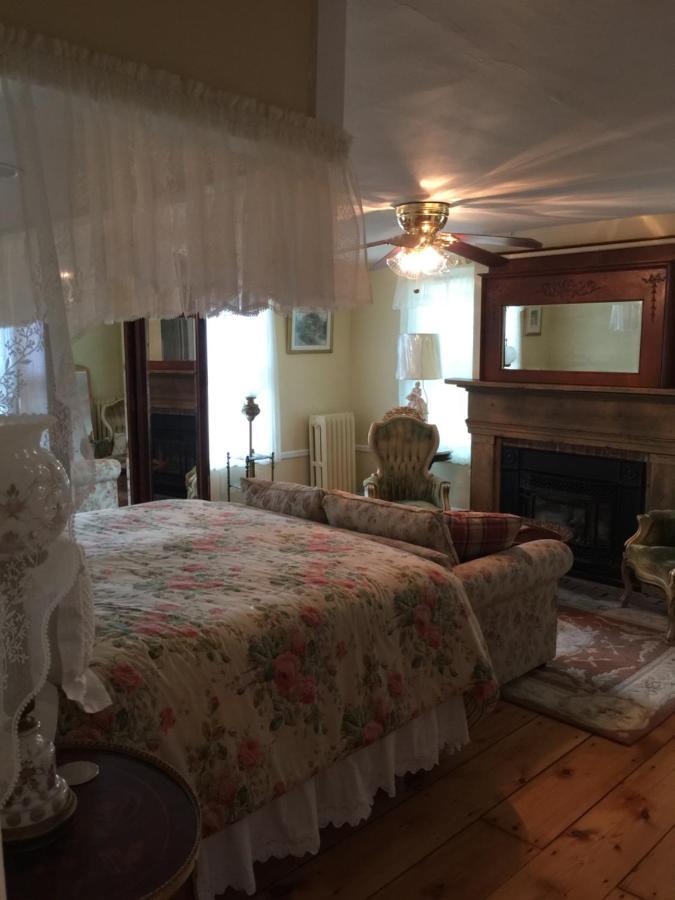The Red Hook Country Inn, An "Old Rhinebeck" Bed & Breakfast Exterior photo